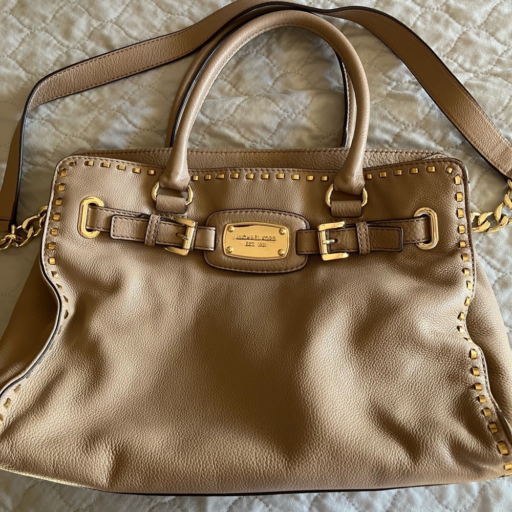 Michael Kors Rare Hamilton Handbag/Shoulder bag. Tan with gold. Snap and zipper